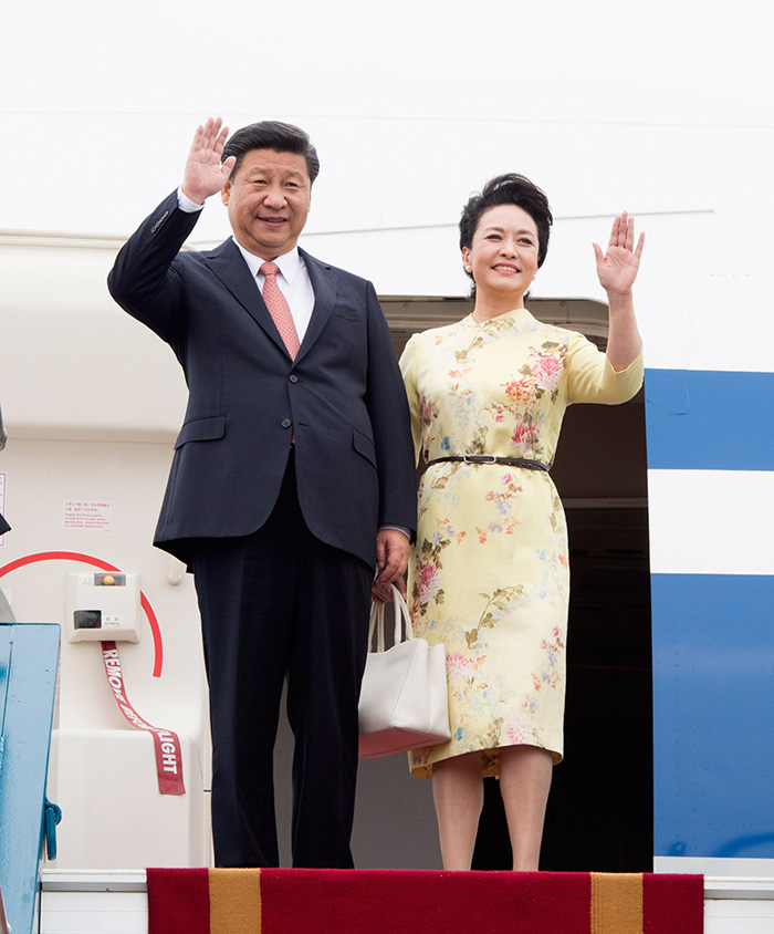 11月5日，中共中央總書記、國家主席習(xí)近平抵達(dá)越南首都河內(nèi)，開始對越南進(jìn)行國事訪問。這是習(xí)近平和夫人彭麗媛步出艙門向歡迎人群揮手致意。新華社記者 李學(xué)仁 攝