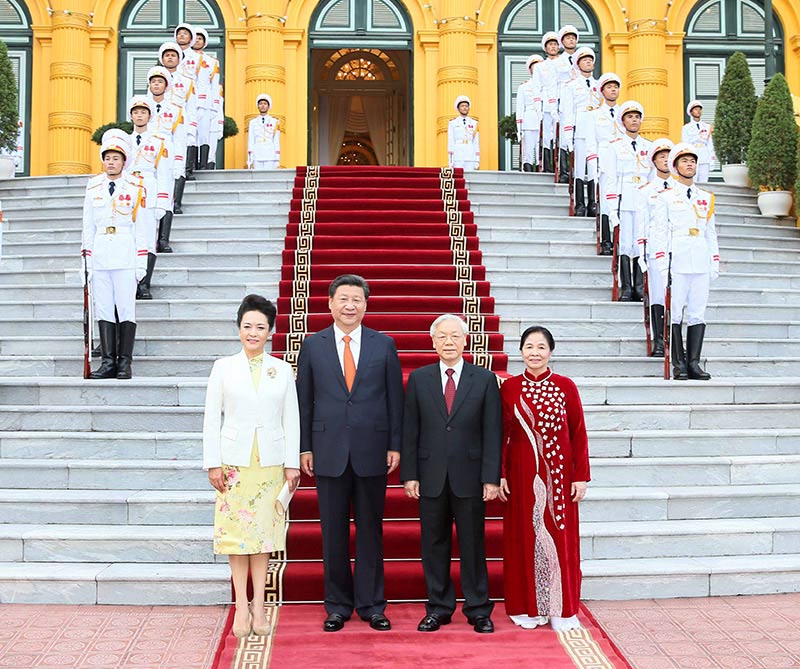 這是會談前，習(xí)近平出席阮富仲在主席府廣場舉行的盛大歡迎儀式。新華社記者 蘭紅光 攝
