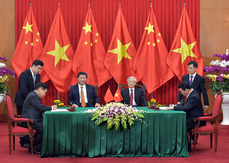 這是會談后，兩國領(lǐng)導(dǎo)人共同見証雙邊合作文件的簽署。新華社記者 李濤 攝