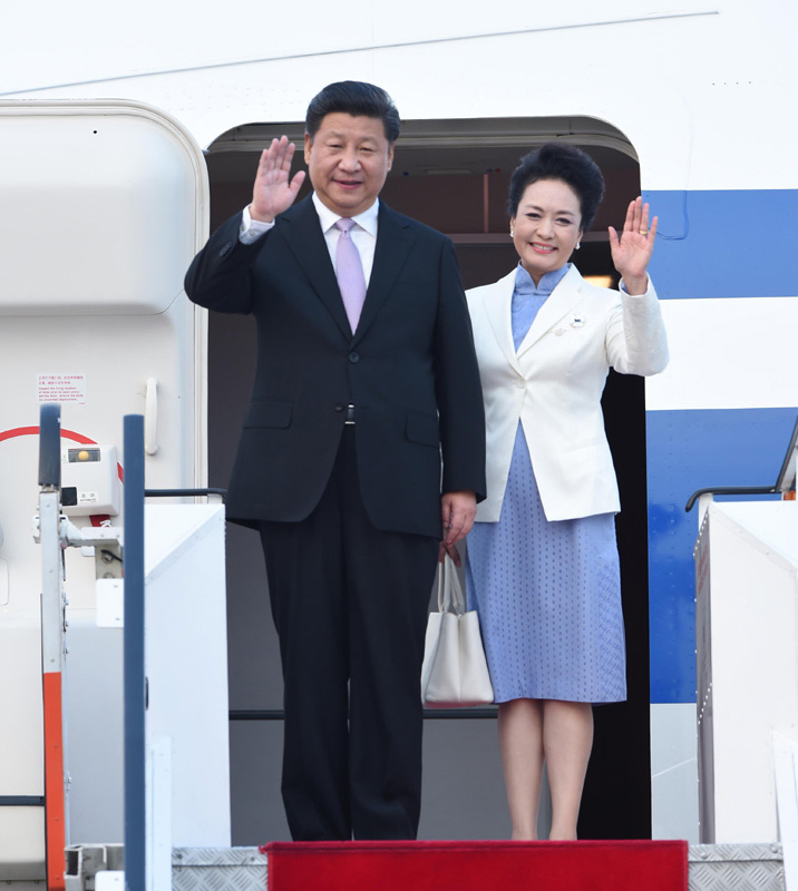 11月6日，國家主席習(xí)近平抵達(dá)新加坡，開始對新加坡進(jìn)行國事訪問。這是習(xí)近平和夫人彭麗媛步出艙門。新華社記者 張鐸 攝