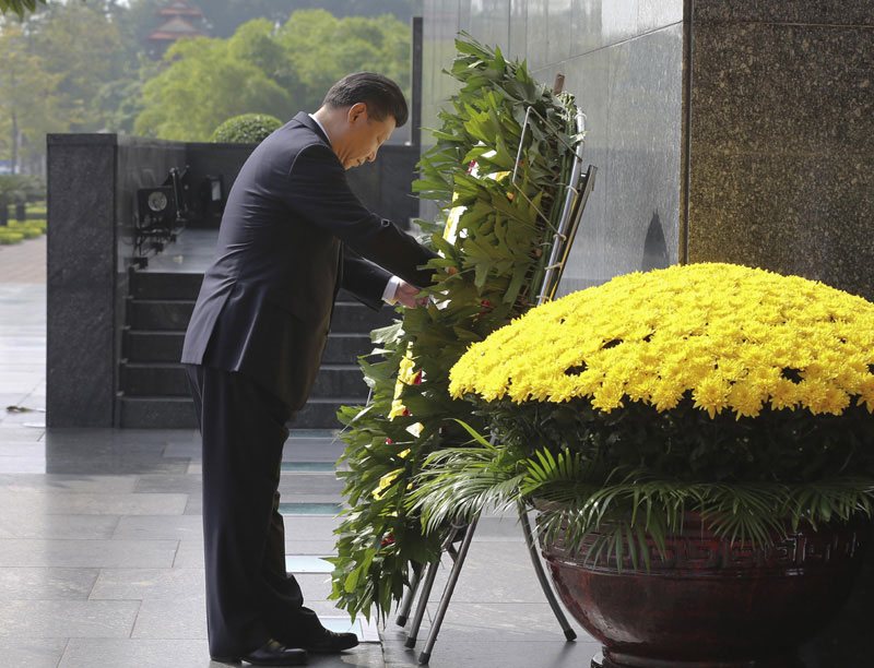 11月6日，中共中央總書記、國家主席習(xí)近平在河內(nèi)拜謁胡志明陵並敬獻花圈。新華社記者 蘭紅光 攝