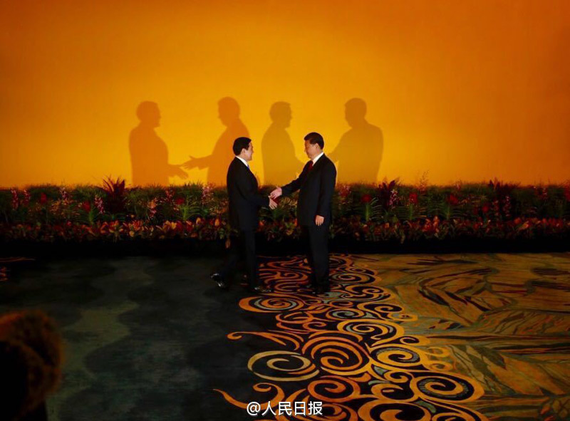 當(dāng)?shù)貢r間7日下午3時，兩岸領(lǐng)導(dǎo)人會面在新加坡香格裡拉大酒店正式舉行，習(xí)近平、馬英九同時步入會見大廳。在數(shù)百名中外媒體記者的矚目下，在響成一片的快門聲中，兩岸領(lǐng)導(dǎo)人的手緊緊握在一起，共同翻開兩岸關(guān)系歷史性的一頁。這一刻將載入兩岸關(guān)系史冊。(圖據(jù)人民日報法人微博)