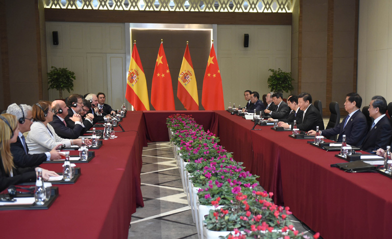 11月16日，國(guó)家主席習(xí)近平在土耳其安塔利亞會(huì)見西班牙首相拉霍伊。新華社記者 張鐸 攝