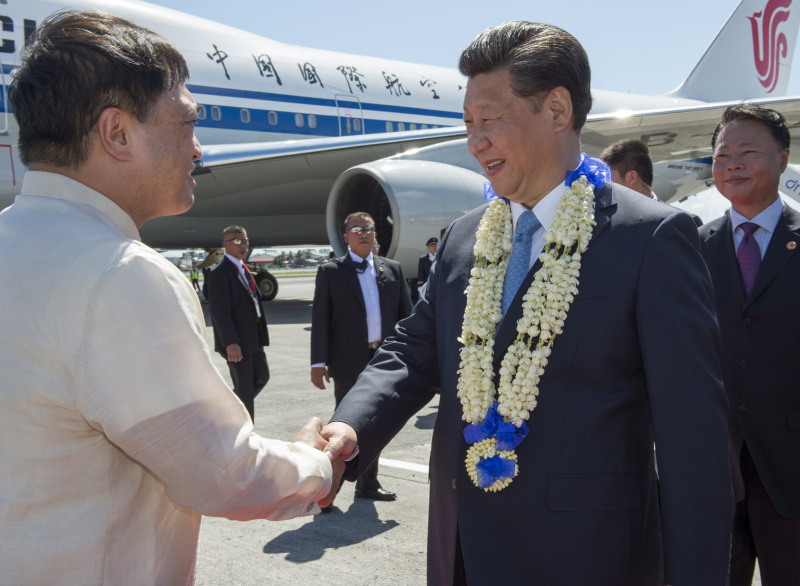 11月17日，國(guó)家主席習(xí)近平抵達(dá)菲律賓首都馬尼拉尼諾·阿基諾國(guó)際機(jī)場(chǎng)，出席即將舉行的亞太經(jīng)合組織第二十三次領(lǐng)導(dǎo)人非正式會(huì)議。菲律賓高級(jí)官員到機(jī)場(chǎng)迎接習(xí)近平主席。新華社記者 李學(xué)仁 攝