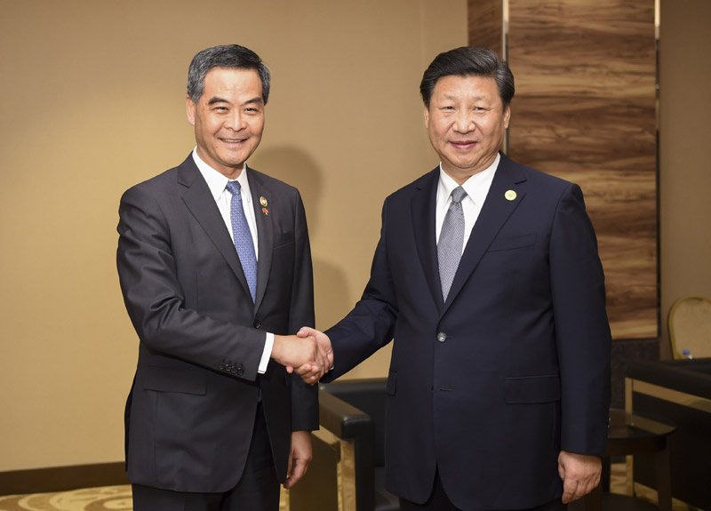 11月18日，國家主席習(xí)近平在菲律賓馬尼拉會見前來出席亞太經(jīng)合組織第二十三次領(lǐng)導(dǎo)人非正式會議的香港特別行政區(qū)行政長官梁振英。新華社記者 謝環(huán)馳 攝