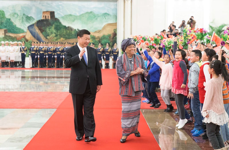 11月3日，國(guó)家主席習(xí)近平在北京人民大會(huì)堂同利比裡亞總統(tǒng)瑟利夫舉行會(huì)談。這是會(huì)談前，習(xí)近平在人民大會(huì)堂北大廳為瑟利夫舉行歡迎儀式。新華社記者 黃敬文 攝