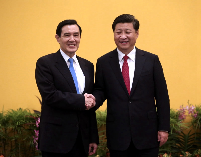 11月7日，兩岸領(lǐng)導(dǎo)人會面在新加坡香格裡拉大酒店舉行。這是習近平同馬英九握手。 新華社記者蘭紅光攝