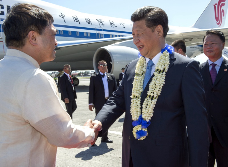11月17日，國(guó)家主席習(xí)近平抵達(dá)菲律賓首都馬尼拉尼諾·阿基諾國(guó)際機(jī)場(chǎng)，出席即將舉行的亞太經(jīng)合組織第二十三次領(lǐng)導(dǎo)人非正式會(huì)議。菲律賓高級(jí)官員到機(jī)場(chǎng)迎接習(xí)近平主席。新華社記者 李學(xué)仁 攝