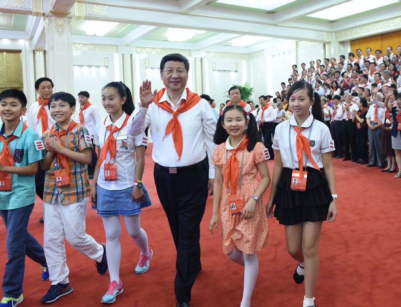 6月1日，中國少年先鋒隊第七次全國代表大會在北京開幕。這是習(xí)近平、劉雲(yún)山等來到人民大會堂，與代表們親切握手，並合影留念。新華社記者 王曄 攝