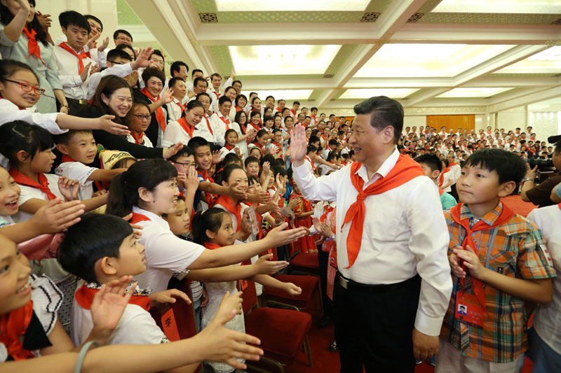 6月1日，黨和國家領導人習近平、劉雲山等在北京人民大會堂親切會見中國少年先鋒隊第七次全國代表大會全體代表。新華社記者 馬佔成 攝