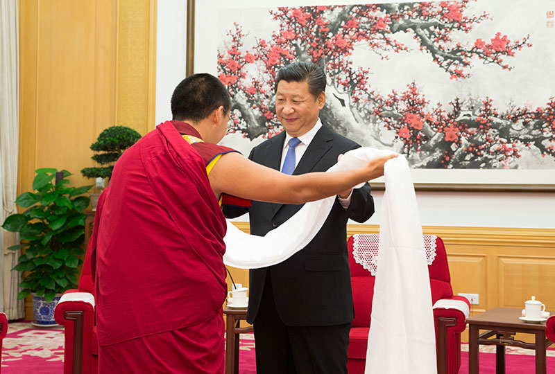 6月10日，中共中央總書(shū)記、國(guó)家主席、中央軍委主席習(xí)近平在北京中南海接受班禪額爾德尼·確吉杰布的拜見(jiàn)。這是班禪向習(xí)近平敬獻(xiàn)哈達(dá)。新華社記者 蘭紅光 攝