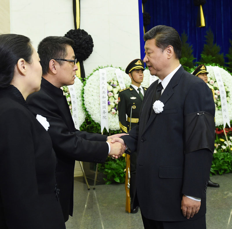 6月19日，喬石同志遺體在北京八寶山革命公墓火化。習(xí)近平、李克強(qiáng)、張德江、俞正聲、劉雲(yún)山、王岐山、胡錦濤等前往八寶山送別，江澤民在外地送花圈表示哀悼。這是習(xí)近平與喬石親屬握手，表示深切慰問。新華社記者 饒愛民 攝
