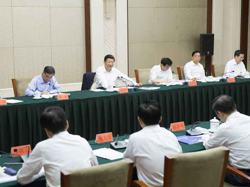 6月18日，中共中央總書記、國家主席、中央軍委主席習(xí)近平在貴州召開部分省區(qū)市黨委主要負(fù)責(zé)同志座談會，聽取對“十三五”時期扶貧開發(fā)工作和經(jīng)濟(jì)社會發(fā)展的意見和建議。新華社記者 黃敬文 攝