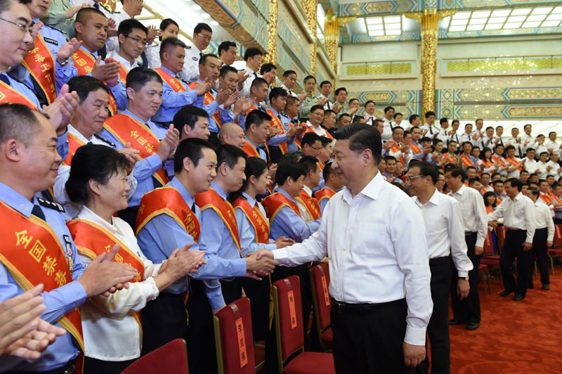 6月25日，黨和國(guó)家領(lǐng)導(dǎo)人習(xí)近平、李克強(qiáng)等在北京人民大會(huì)堂會(huì)見(jiàn)全國(guó)禁毒工作先進(jìn)集體代表和先進(jìn)個(gè)人。新華社記者 饒愛(ài)民 攝
