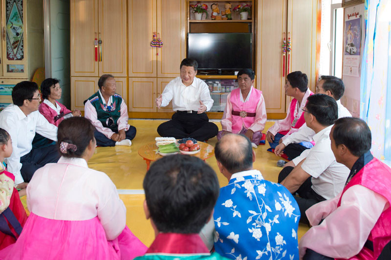 7月16日至18日，中共中央總書記、國家主席、中央軍委主席習(xí)近平在吉林調(diào)研。這是7月16日，習(xí)近平在延邊朝鮮族自治州和龍市東城鎮(zhèn)光東村農(nóng)戶家中同村民們親切交談。新華社記者 謝環(huán)馳 攝