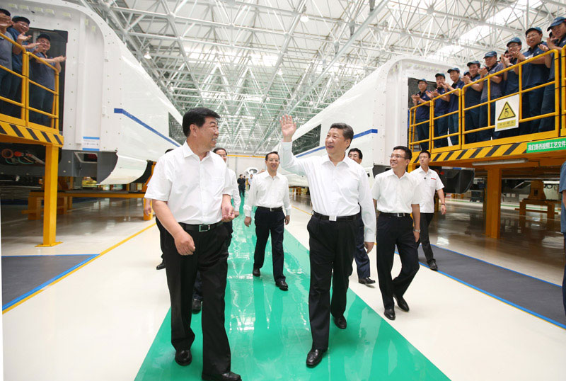 這是7月17日，習(xí)近平在中國(guó)中車長(zhǎng)春軌道客車股份有限公司考察。新華社記者 姚大偉 攝