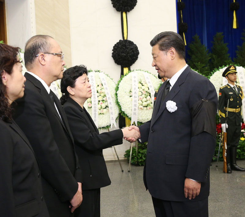 8月16日，尉健行同志遺體在北京八寶山革命公墓火化。習近平、李克強、張德江、俞正聲、劉雲(yún)山、王岐山、張高麗、胡錦濤等前往八寶山送別，江澤民在外地送花圈表示哀悼。這是習近平與尉健行親屬握手，表示深切慰問。新華社記者 劉衛(wèi)兵 攝