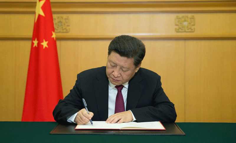 8月29日，國(guó)家主席習(xí)近平簽署主席特赦令，根據(jù)十二屆全國(guó)人大常委會(huì)第十六次會(huì)議29日通過的全國(guó)人大常委會(huì)關(guān)於特赦部分服刑罪犯的決定，對(duì)參加過抗日戰(zhàn)爭(zhēng)、解放戰(zhàn)爭(zhēng)等四類服刑罪犯實(shí)行特赦。新華社記者 蘭紅光 攝