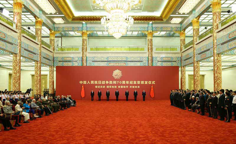 9月2日，中共中央總書記、國家主席、中央軍委主席習(xí)近平在北京人民大會堂向30名抗戰(zhàn)老戰(zhàn)士老同志、抗戰(zhàn)將領(lǐng)、為中國抗戰(zhàn)勝利作出貢獻(xiàn)的國際友人或其遺屬代表頒發(fā)中國人民抗日戰(zhàn)爭勝利70周年紀(jì)念章並發(fā)表重要講話。新華社記者 龐興雷 攝