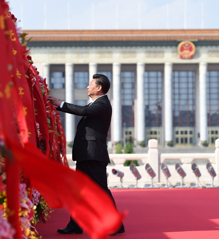 9月30日上午，黨和國家領(lǐng)導人習近平、李克強、張德江、劉雲(yún)山、王岐山、張高麗等來到北京天安門廣場，出席烈士紀念日向人民英雄敬獻花籃儀式。這是習近平整理花籃上的緞帶。新華社記者 謝環(huán)馳 攝