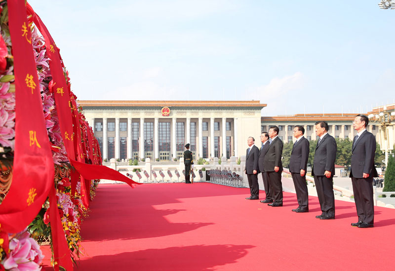9月30日上午，黨和國(guó)家領(lǐng)導(dǎo)人習(xí)近平、李克強(qiáng)、張德江、劉雲(yún)山、王岐山、張高麗等來(lái)到北京天安門(mén)廣場(chǎng)，出席烈士紀(jì)念日向人民英雄敬獻(xiàn)花籃儀式。新華社記者 黃敬文 攝