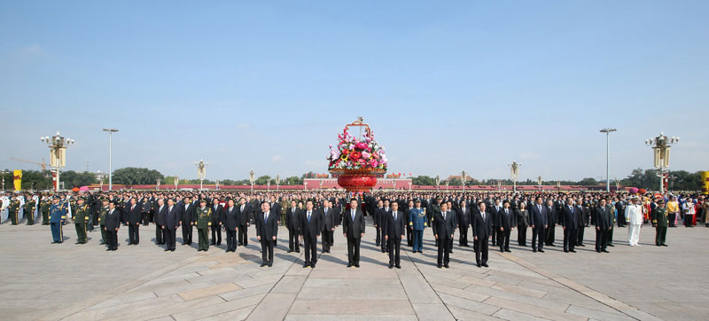 9月30日上午，黨和國家領(lǐng)導(dǎo)人習(xí)近平、李克強、張德江、劉雲(yún)山、王岐山、張高麗等來到北京天安門廣場，出席烈士紀念日向人民英雄敬獻花籃儀式。新華社記者 蘭紅光 攝