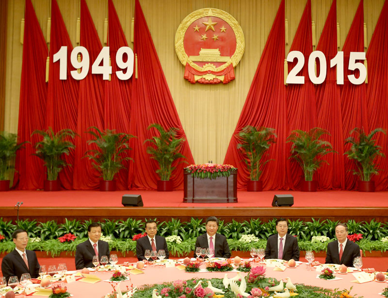 9月30日晚，國務院在北京人民大會堂舉行國慶招待會，熱烈慶祝中華人民共和國成立66周年。習近平、李克強、張德江、劉雲(yún)山、王岐山、張高麗等黨和國家領導人與中外人士歡聚一堂，共慶佳節(jié)。新華社記者 姚大偉 攝