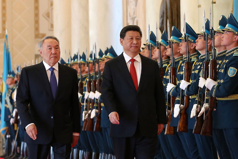 5月7日，國(guó)家主席習(xí)近平在阿斯塔納出席哈薩克斯坦總統(tǒng)納扎爾巴耶夫舉行的歡迎儀式。 新華社記者 龐興雷 攝