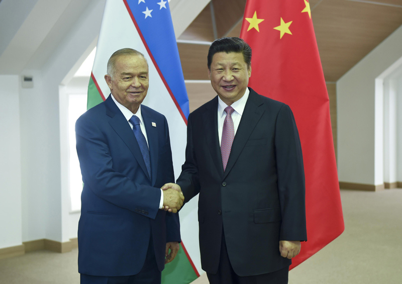 7月10日，國(guó)家主席習(xí)近平在俄羅斯烏法會(huì)見烏茲別克斯坦總統(tǒng)卡裡莫夫。 新華社記者 張鐸 攝