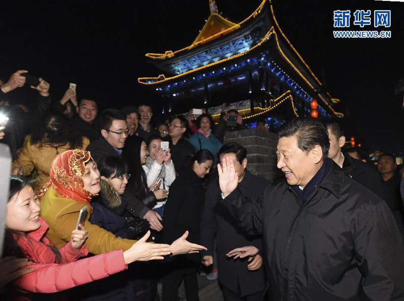 這是15日晚，習(xí)近平在西安古城牆，考察城牆保護(hù)狀況時，向群眾揮手致意，祝大家新春快樂。新華社記者 李學(xué)仁 攝
