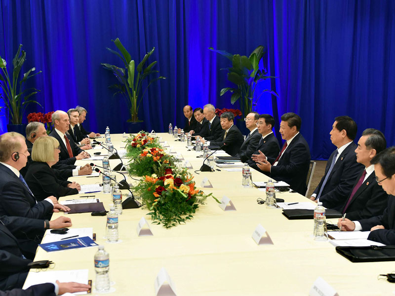9月22日，國家主席習(xí)近平在西雅圖集體會見美國華盛頓州州長英斯利、西雅圖市市長埃德·默裡、華盛頓州聯(lián)邦參議員帕蒂·默裡、聯(lián)邦眾議員拉森、美國前駐華大使駱家輝等人士。新華社記者 李濤 攝