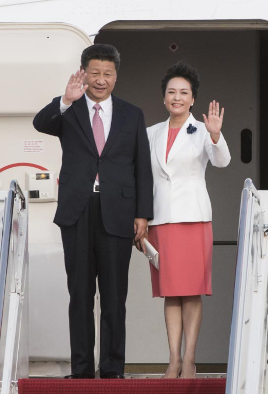 9月24日，國家主席習(xí)近平乘專機(jī)抵達(dá)美國首都華盛頓，繼續(xù)對美國進(jìn)行國事訪問。這是習(xí)近平和夫人彭麗媛乘坐專機(jī)抵達(dá)華盛頓安德魯斯空軍基地。新華社記者 王曄 攝