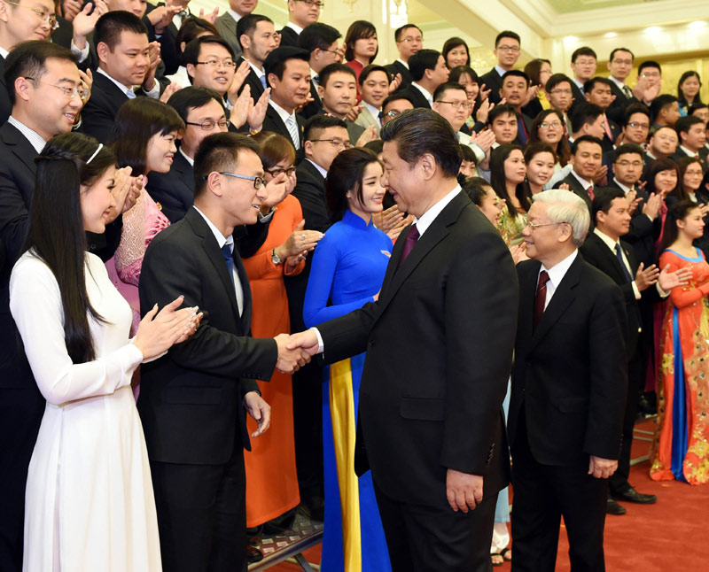 4月7日，中共中央總書記、國家主席習近平和越共中央總書記阮富仲在北京人民大會堂共同出席第十五屆中越青年友好會見活動，同兩國青年代表親切握手，合影留念。新華社記者饒愛民攝