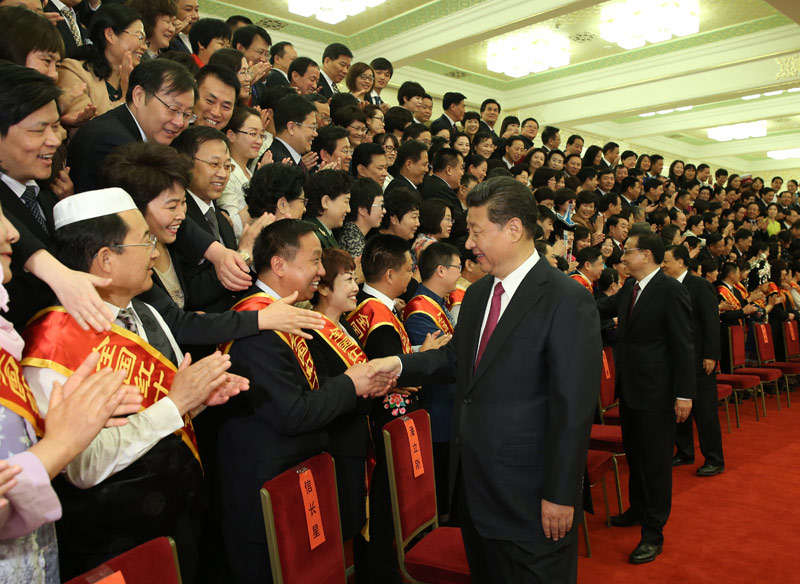 5月5日，黨和國家領(lǐng)導人習近平、李克強、劉雲(yún)山等在北京人民大會堂會見中國紅十字會第十次全國會員代表大會代表。新華社記者 蘭紅光 攝