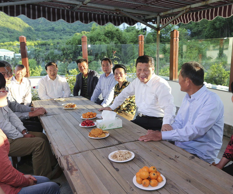 這是5月25日下午，習(xí)近平在舟山定海區(qū)干（石覽）鎮(zhèn)新建社區(qū)村民袁其忠家中與村民代表座談。新華社記者 蘭紅光 攝