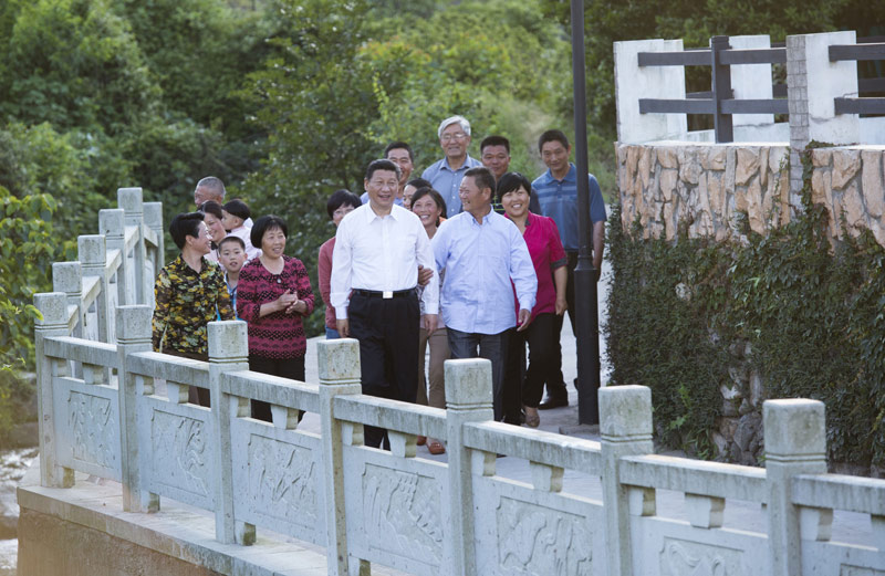 這是5月25日下午，習(xí)近平在舟山定海區(qū)干（石覽）鎮(zhèn)新建社區(qū)視察。新華社記者 謝環(huán)馳 攝