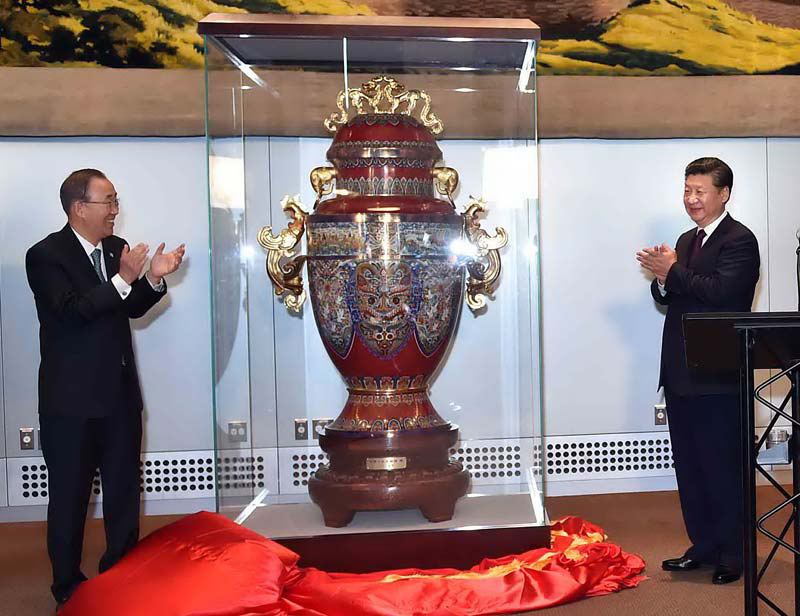 9月27日，國(guó)家主席習(xí)近平在紐約出席中國(guó)向聯(lián)合國(guó)贈(zèng)送“和平尊”儀式。聯(lián)合國(guó)秘書(shū)長(zhǎng)潘基文出席。新華社記者 李濤 攝