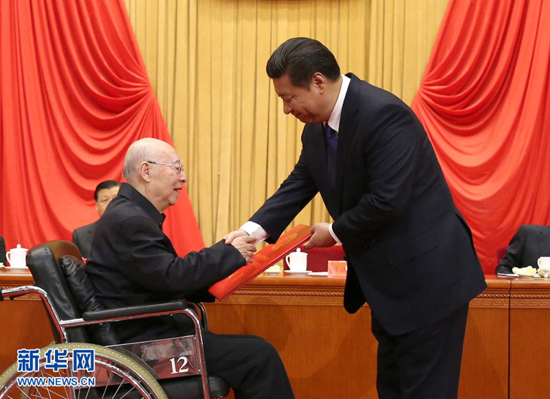 1月9日，2014年度國(guó)家科學(xué)技術(shù)獎(jiǎng)勵(lì)大會(huì)在北京人民大會(huì)堂隆重舉行。中共中央總書(shū)記、國(guó)家主席、中央軍委主席習(xí)近平向獲得2014年度國(guó)家最高科學(xué)技術(shù)獎(jiǎng)的中國(guó)科學(xué)院院士於敏頒獎(jiǎng)。新華社記者 馬佔(zhàn)成 攝