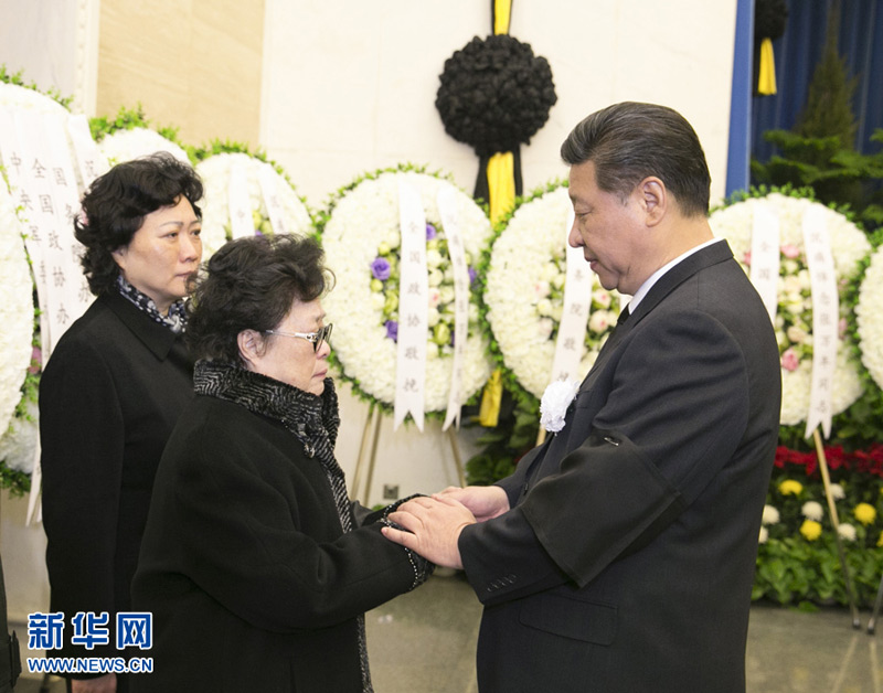 1月22日，張萬(wàn)年同志遺體在北京八寶山革命公墓火化。習(xí)近平、張德江、俞正聲、劉雲(yún)山、王岐山、張高麗等前往八寶山送別。這是習(xí)近平與張萬(wàn)年親屬握手，表示深切慰問(wèn)。新華社記者馬佔(zhàn)成攝