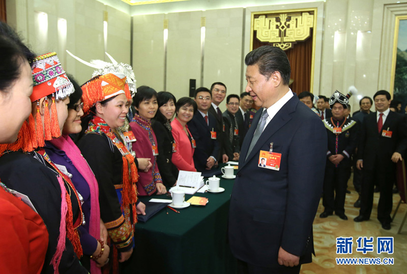 3月8日，中共中央總書記、國家主席、中央軍委主席習(xí)近平參加十二屆全國人大三次會議廣西代表團的審議。這是習(xí)近平來到女代表中間，同她們親切交談，代表黨中央、國務(wù)院，向廣大婦女代表、婦女委員及全國各界婦女同胞，致以誠摯的節(jié)日問候。新華社記者蘭紅光攝