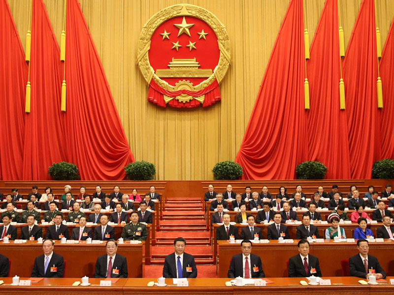 3月15日，十二屆全國人大三次會議在北京人民大會堂閉幕。習(xí)近平、李克強(qiáng)、俞正聲、劉雲(yún)山、王岐山、張高麗等黨和國家領(lǐng)導(dǎo)人在主席臺就座。新華社記者 馬佔成 攝