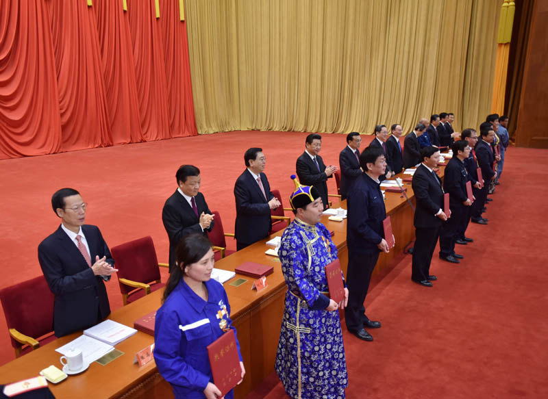 這是習(xí)近平等黨和國(guó)家領(lǐng)導(dǎo)人向全國(guó)勞動(dòng)模范和先進(jìn)工作者頒發(fā)榮譽(yù)証書(shū)。新華社記者 李濤 攝