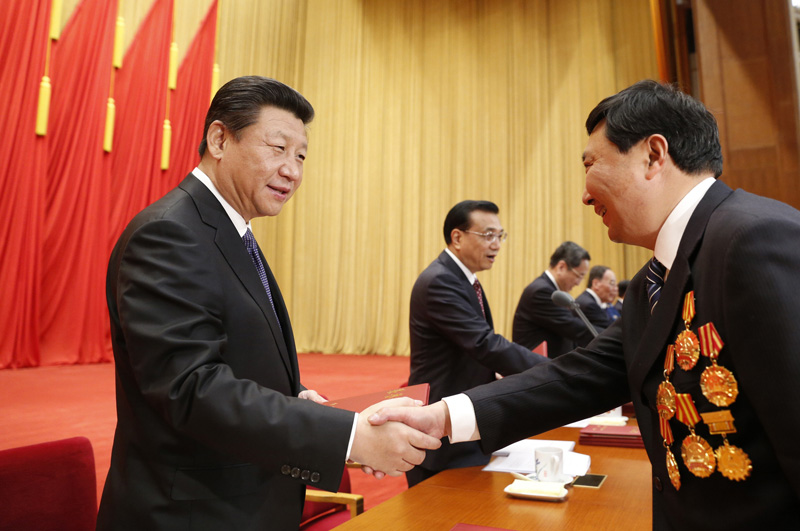 這是習(xí)近平等黨和國家領(lǐng)導(dǎo)人向全國勞動模范和先進(jìn)工作者頒發(fā)榮譽(yù)証書。新華社記者 鞠鵬 攝