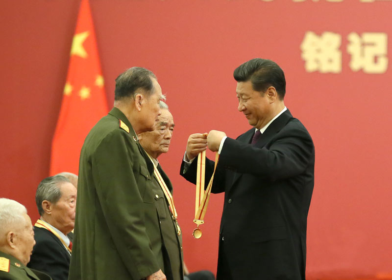 9月2日，中共中央總書記、國家主席、中央軍委主席習近平在北京人民大會堂向30名抗戰(zhàn)老戰(zhàn)士老同志、抗戰(zhàn)將領、幫助和支持中國抗戰(zhàn)的國際友人或其遺屬代表頒發(fā)中國人民抗日戰(zhàn)爭勝利70周年紀念章並發(fā)表重要講話。新華社記者 蘭紅光 攝