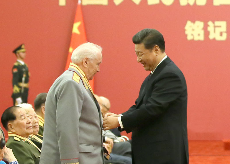 9月2日，中共中央總書記、國(guó)家主席、中央軍委主席習(xí)近平在北京人民大會(huì)堂向30名抗戰(zhàn)老戰(zhàn)士老同志、抗戰(zhàn)將領(lǐng)、幫助和支持中國(guó)抗戰(zhàn)的國(guó)際友人或其遺屬代表頒發(fā)中國(guó)人民抗日戰(zhàn)爭(zhēng)勝利70周年紀(jì)念章並發(fā)表重要講話。新華社記者 蘭紅光 攝
