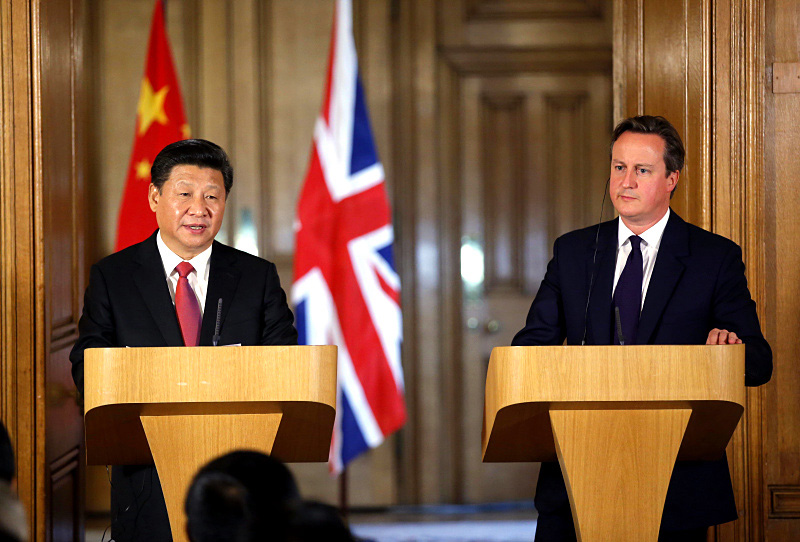 10月21日，國家主席習近平在倫敦唐寧街首相府同英國首相卡梅倫舉行會談。這是會談結(jié)束后，習近平和卡梅倫共同會見記者。新華社記者 鞠鵬 攝