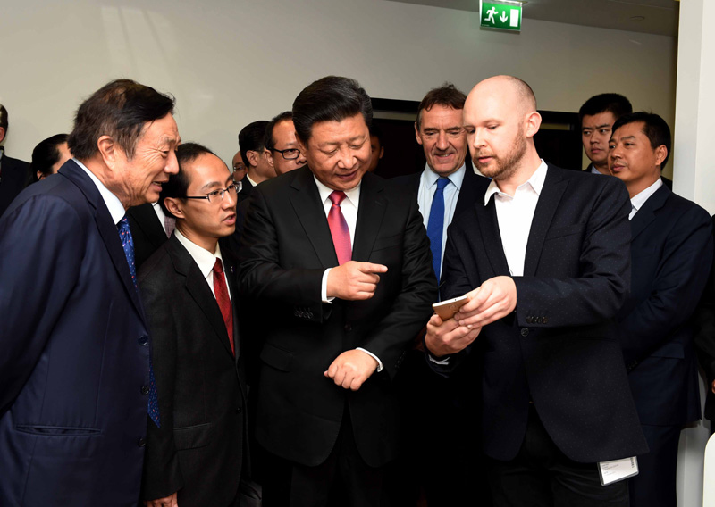 10月21日，國家主席習(xí)近平參觀華為英國公司。新華社記者 饒愛民 攝