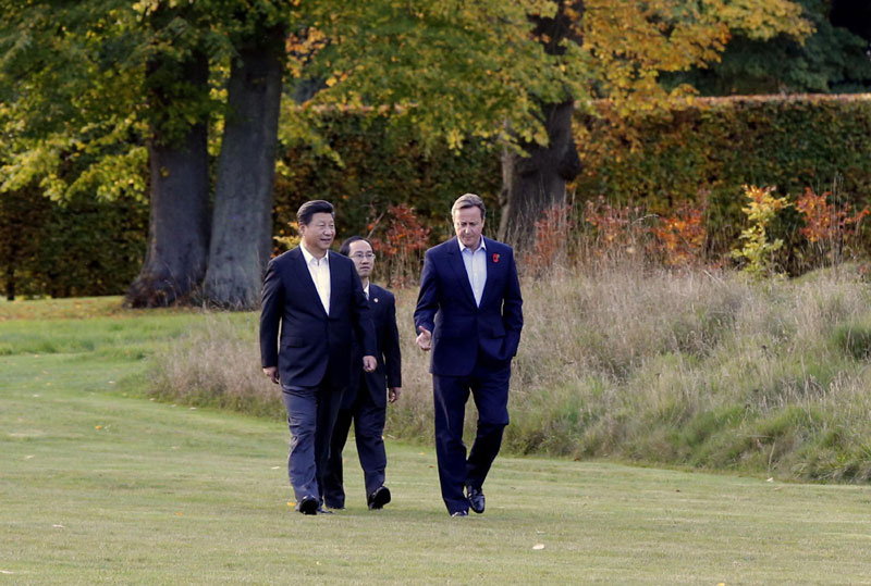 10月22日，國(guó)家主席習(xí)近平在契克斯首相鄉(xiāng)間別墅同英國(guó)首相卡梅倫再次會(huì)晤。這是習(xí)近平與卡梅倫漫步草坪，邊走邊談。新華社記者 鞠鵬 攝