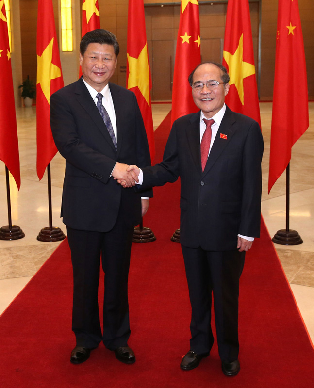 11月6日，中共中央總書記、國家主席習(xí)近平在河內(nèi)會(huì)見越南國會(huì)主席阮生雄。新華社記者 龐興雷 攝