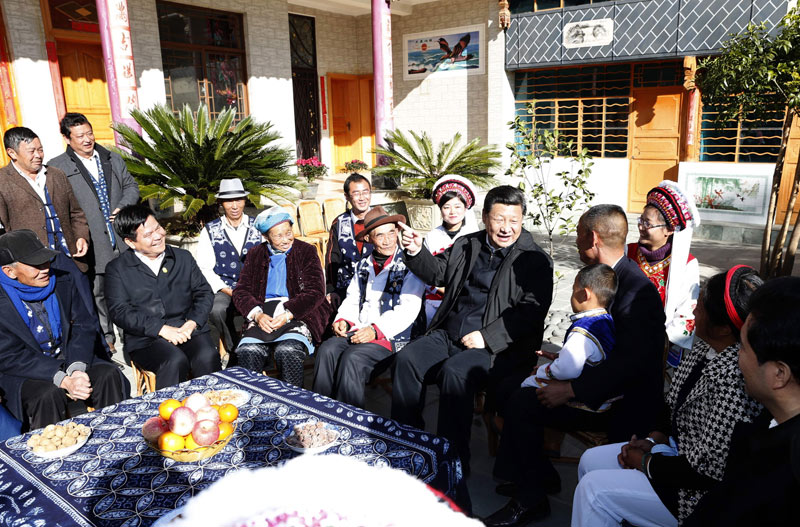 這是1月20日，習(xí)近平來(lái)到大理白族自治州大理市灣橋鎮(zhèn)古生村村民李德昌家，同村民們圍坐在一起親切拉家常。新華社記者 鞠鵬 攝